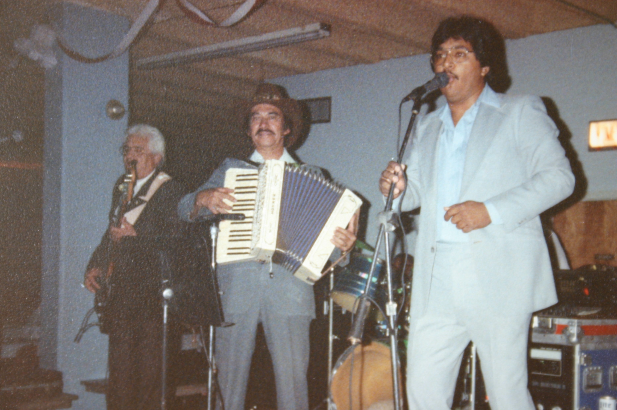 Agapito y Arnaldo performing